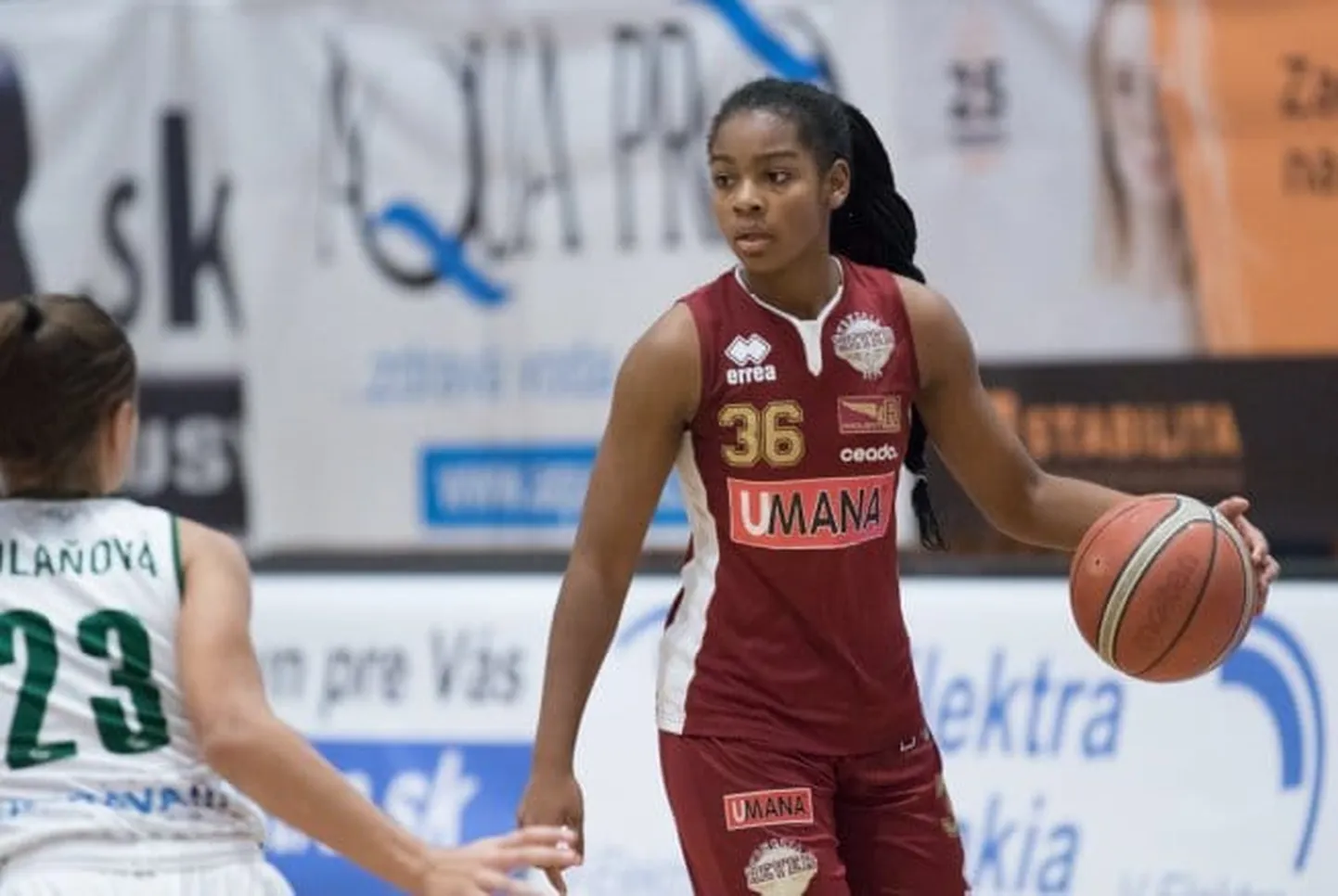 Kayla Jade Frier harjutab ja mängib enamasti Veneetsia Umana Reyeri neidude võistkonnas.