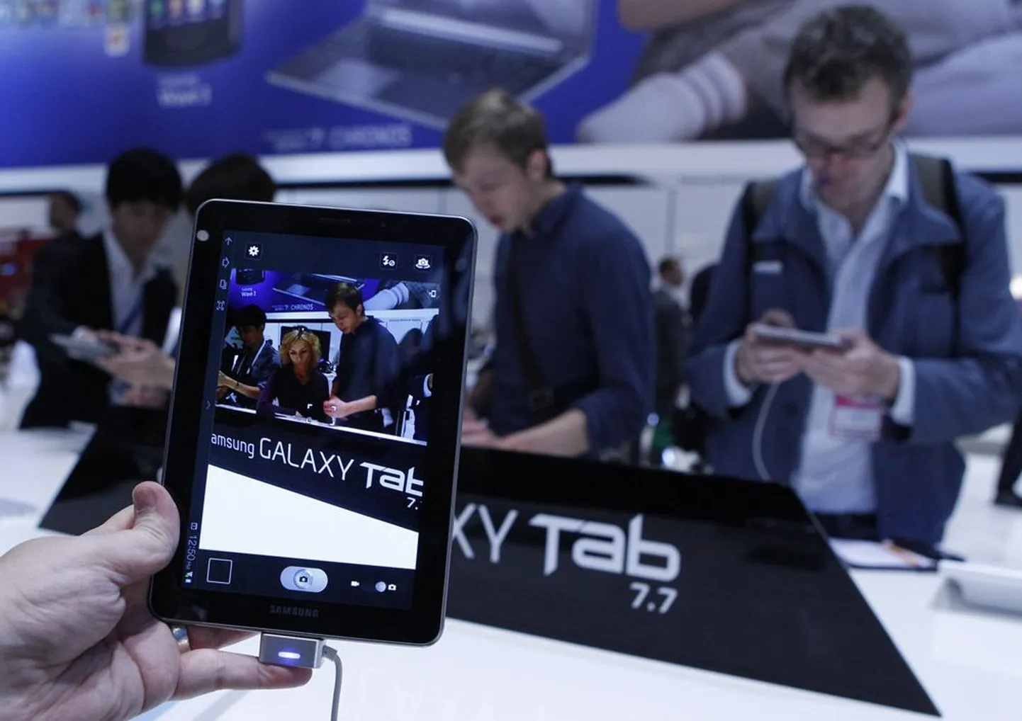 Samsung näitas tahvelarvutit Galaxy Tab 7.7  1. septembril Berliinis, päev hiljem jõustunud kohtuotsus viis arvuti IFA stendidelt.