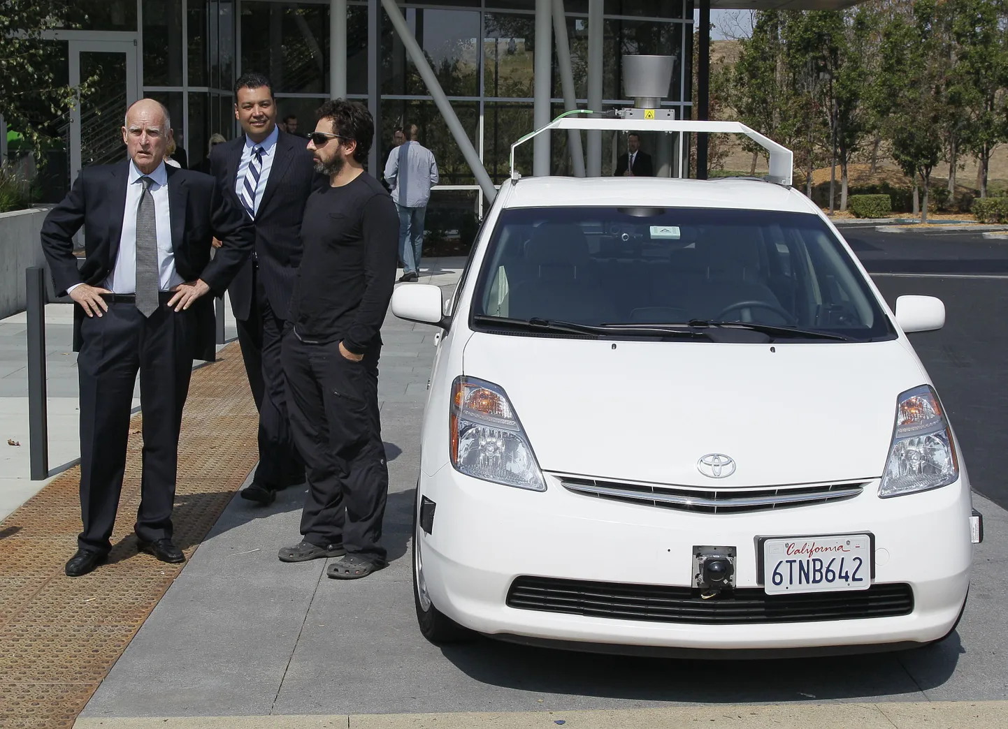 California osariigi kuberner Edmund Brown ja Google'i kaasasutaja Sergei Brin seisavad Google'i juhita kõrval.