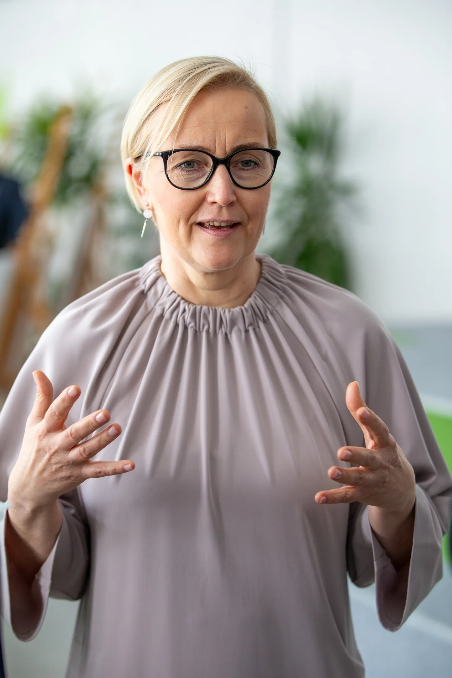 Кристина Каллас: "Не воспринимайте это, пожалуйста, как какую-то инквизицию! Нам нужно все время поддерживать этих учителей. Мы не можем оставить этих учителей один на один с тем грузом, которым на самом деле является переход на эстоноязычное обучение".