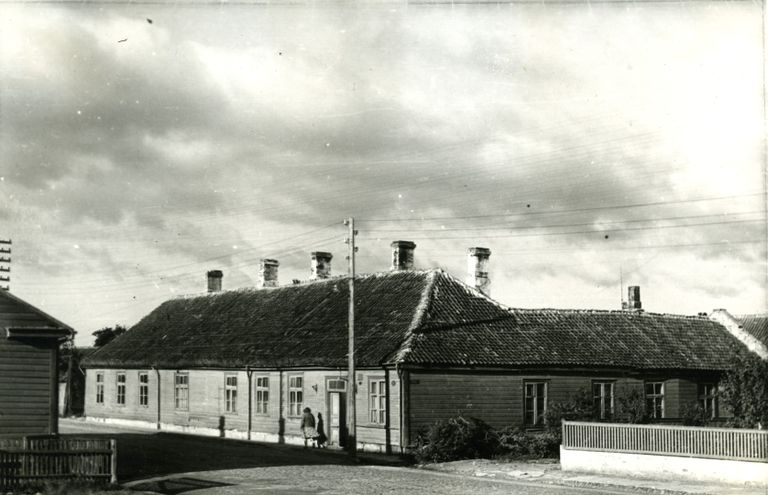 LUTSU KOOL 1907: Koolimaja asus Kuressaare Nikolai kiriku juures, praegu on sellel kohal hambapolikliiniku muruplats. Lossi ja Lasteaia tänavat ühendav tänav kannab praegu Anton Lutsu nime.