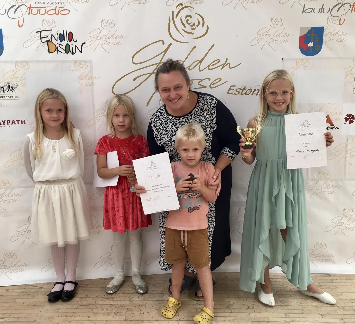 Saloome (vasakult), Ariel ja Tikva Tikerpalu (paremal) koos ema Mari Tikerpalu ja väikese fänniga Golden Rose´i lauluvõistlusel.