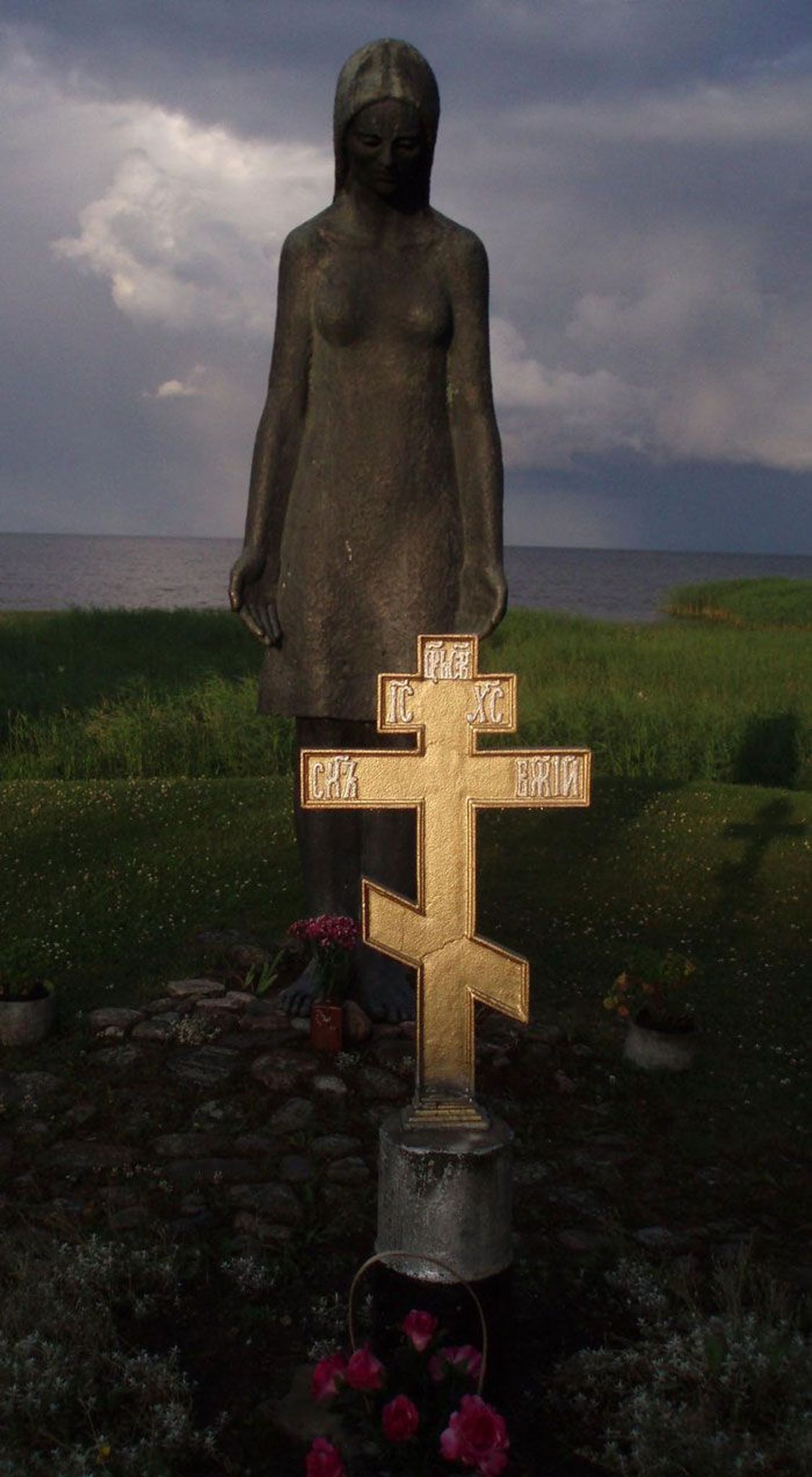 Leinav neitsi Peipsi kaldal tähistab kunagist ühishauda, kus puhkavad Teises maailmasõjas langenud sõjamehed. Vene rist tähistab esimese vene vanausuliste surnuaia asukohta.