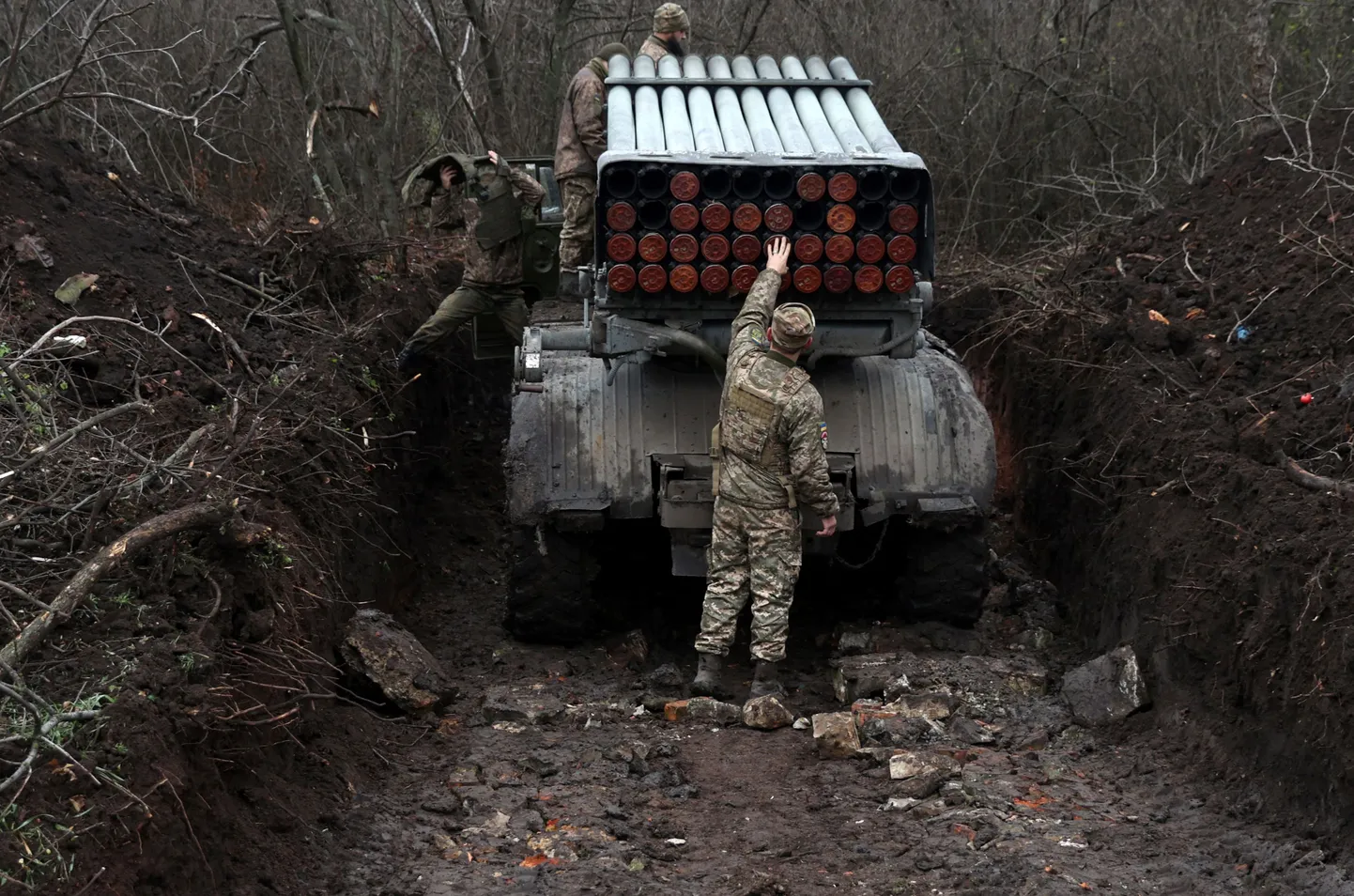 BM-21 Grad mitmekordse raketiheitja meeskond valmistub tulistama Vene positsioonide pihta Bahmuti lähistel.