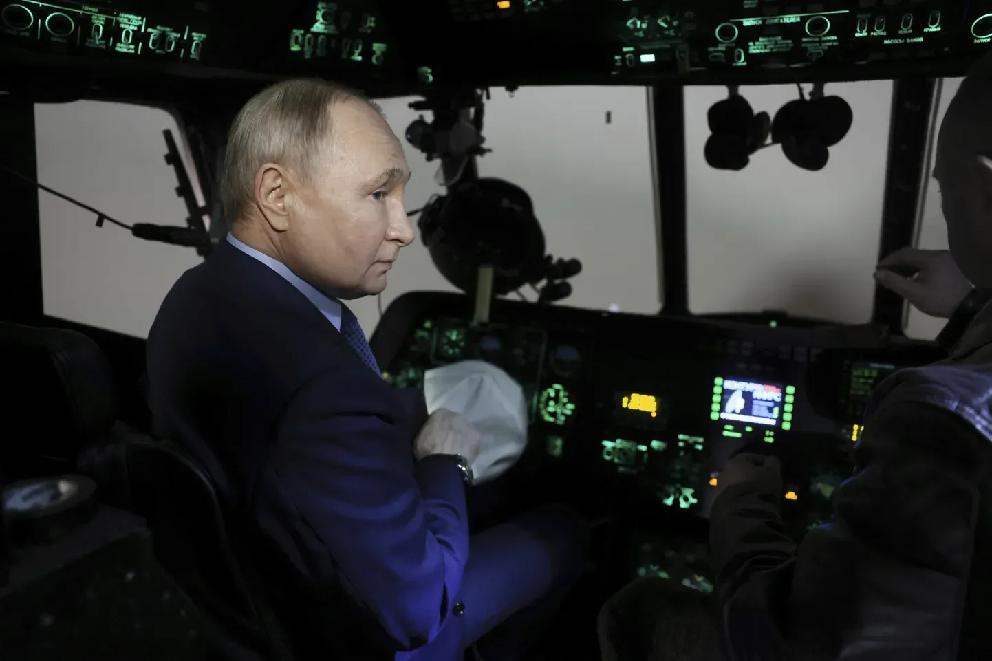 Владимир Путин в вертолете во время посещения базы ВВС РФ. 27 марта 2024 года.