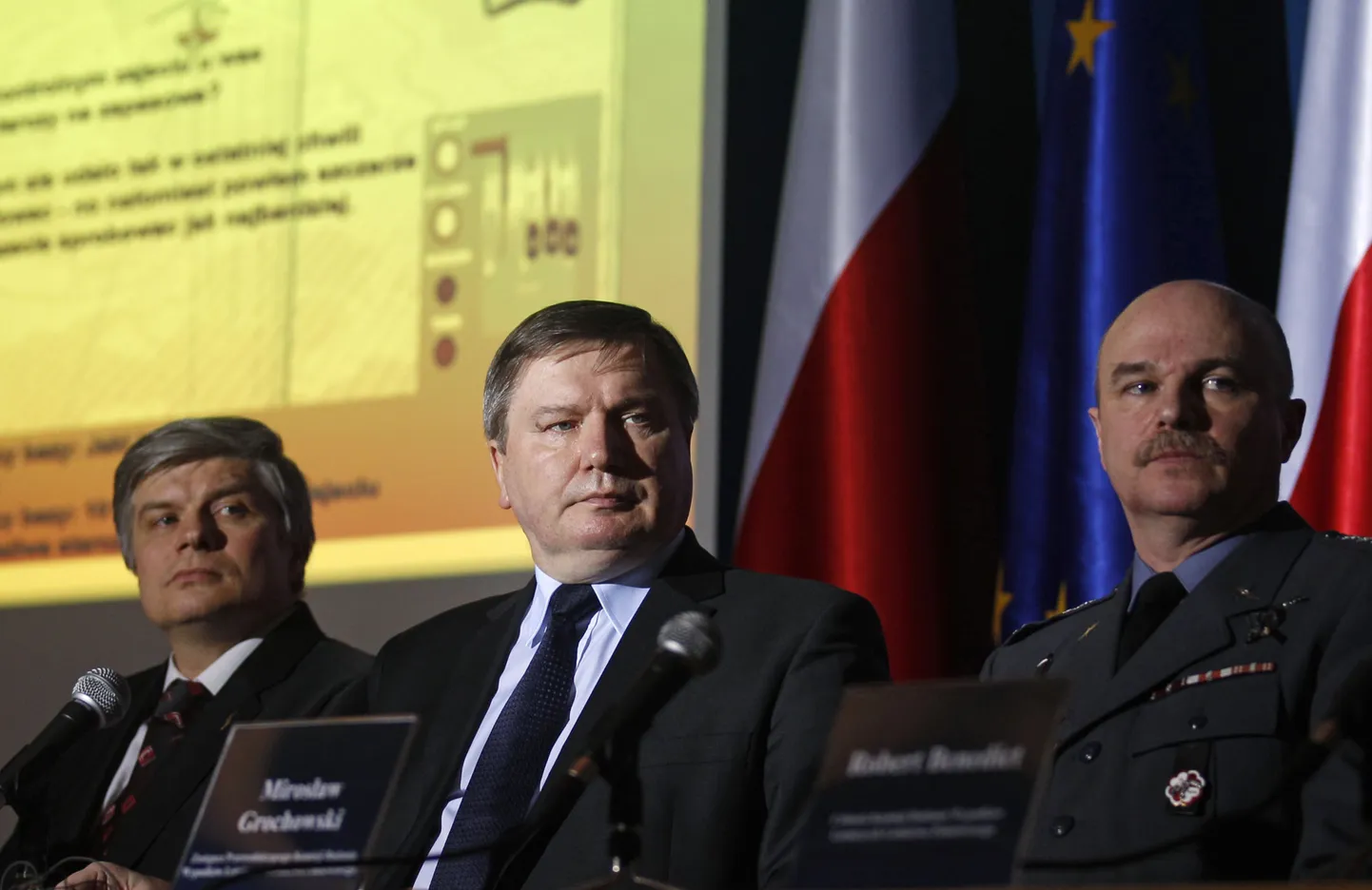 Poola siseminister Jerzy Miller (keskel) ja Smolenski lennuõnnetuse uurijad Miroslaw Grochowski (paremal) ja Maciej Lasek pressikonverentsil Varssavis.