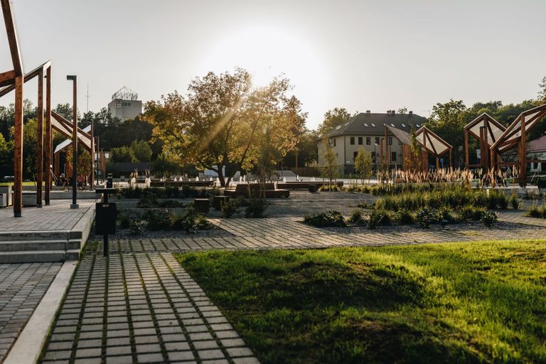Центральная площадь Пыльва – ландшафтный архитектор Кайе Кулдкепп, архитекторы Хелен Ребане и Эгон Метусала.