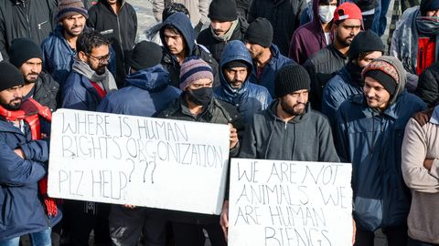 LŪSIS KOMENTĒ ⟩ Nabaga afgāņu vīrieši spiesti pārdot savas mazgadīgās meitas