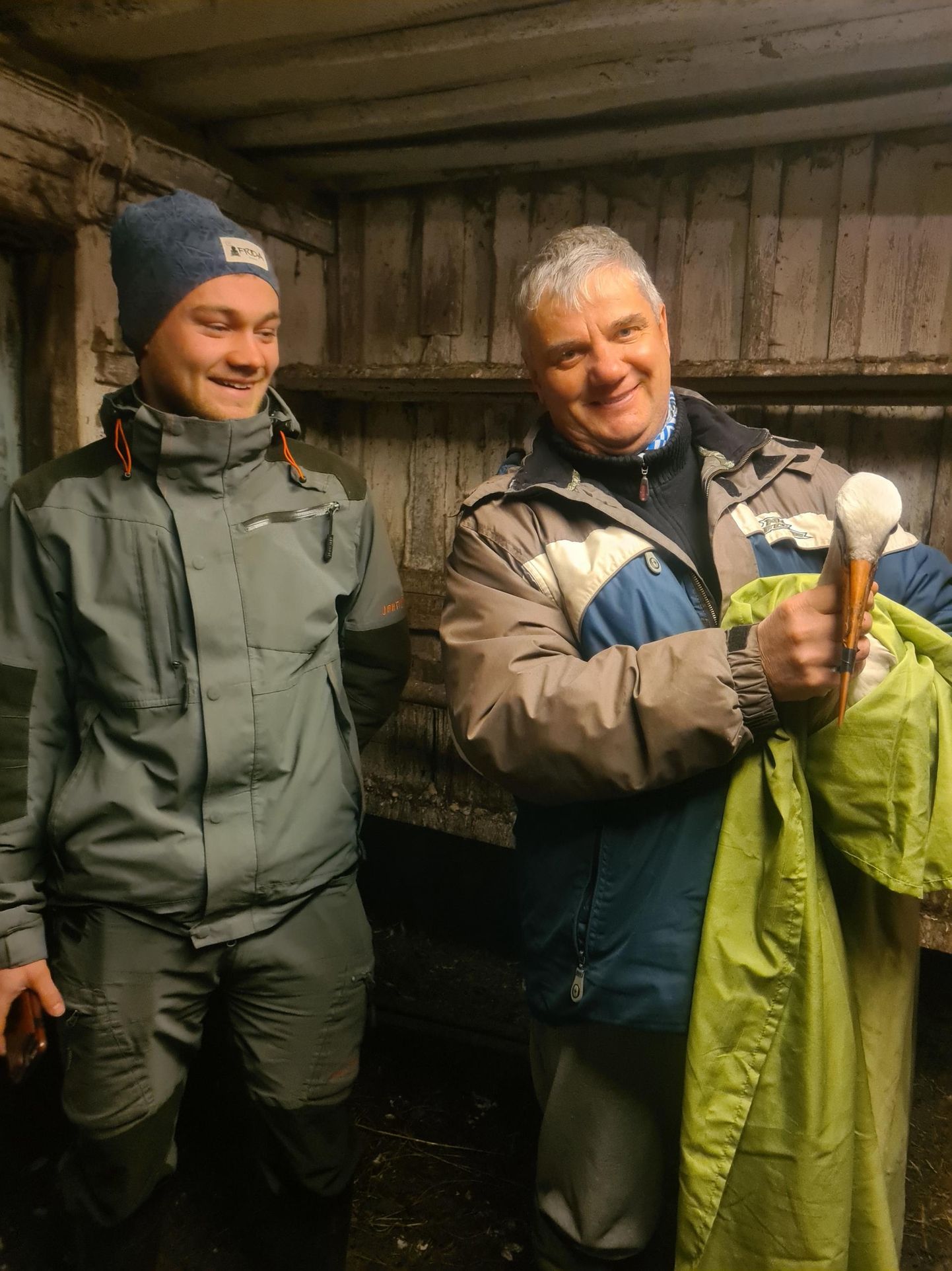 Võistest päästetud toonekurega sõbraks saanud Marko Saat (pildil paremal) meelitas lindu toiduga, seejärel püüdis ta kinni ja toimetas Eesti metsloomaühingu hoiukoju.