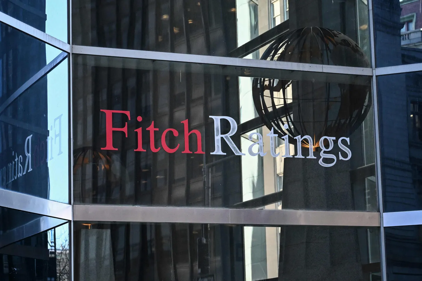 Ettevõtte Fitch Ratings Inc. logo selle peakorteris New Yorgi finantsrajoonis 18. märtsil 2025. aastal.