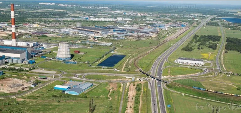 AS-i Lindab 1. ja 2. ehitusjärgu tootmishooned (pildi alumisel osal sini-hall-valged hooned), Iru SEJ (vasakul), Maardu linna Vana-Narva mnt tööstuspiirkond (üleval keskel) ning Peterburi tee ja Saha-Loo tee koos Rail Balticu trassi rekonstrueerimisele tuleva transpordisõlmega.