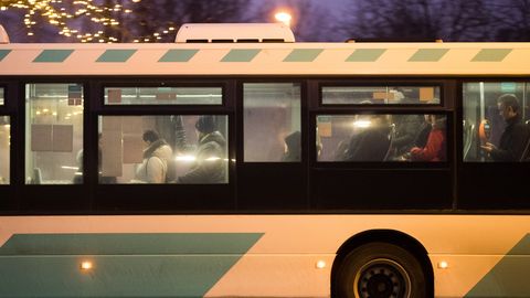 FOTO ⟩ «Lasnamäe, see on nagu eriline maailm!» Hulljulge kutt klammerdus sõitva bussi külge