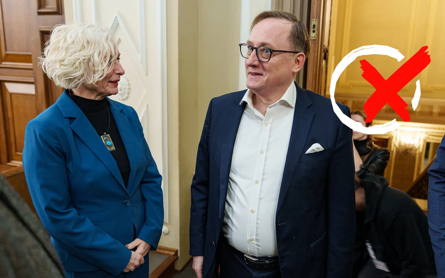 Saeimas priekšsēdētāja Daiga Mieriņa un Latvijas bankas prezidents Mārtiņš Kazāks Saeimas ārkārtas sēdes laikā, kurā balso par viņa atkārtotu ievēlēšanu LB prezidenta amatā.