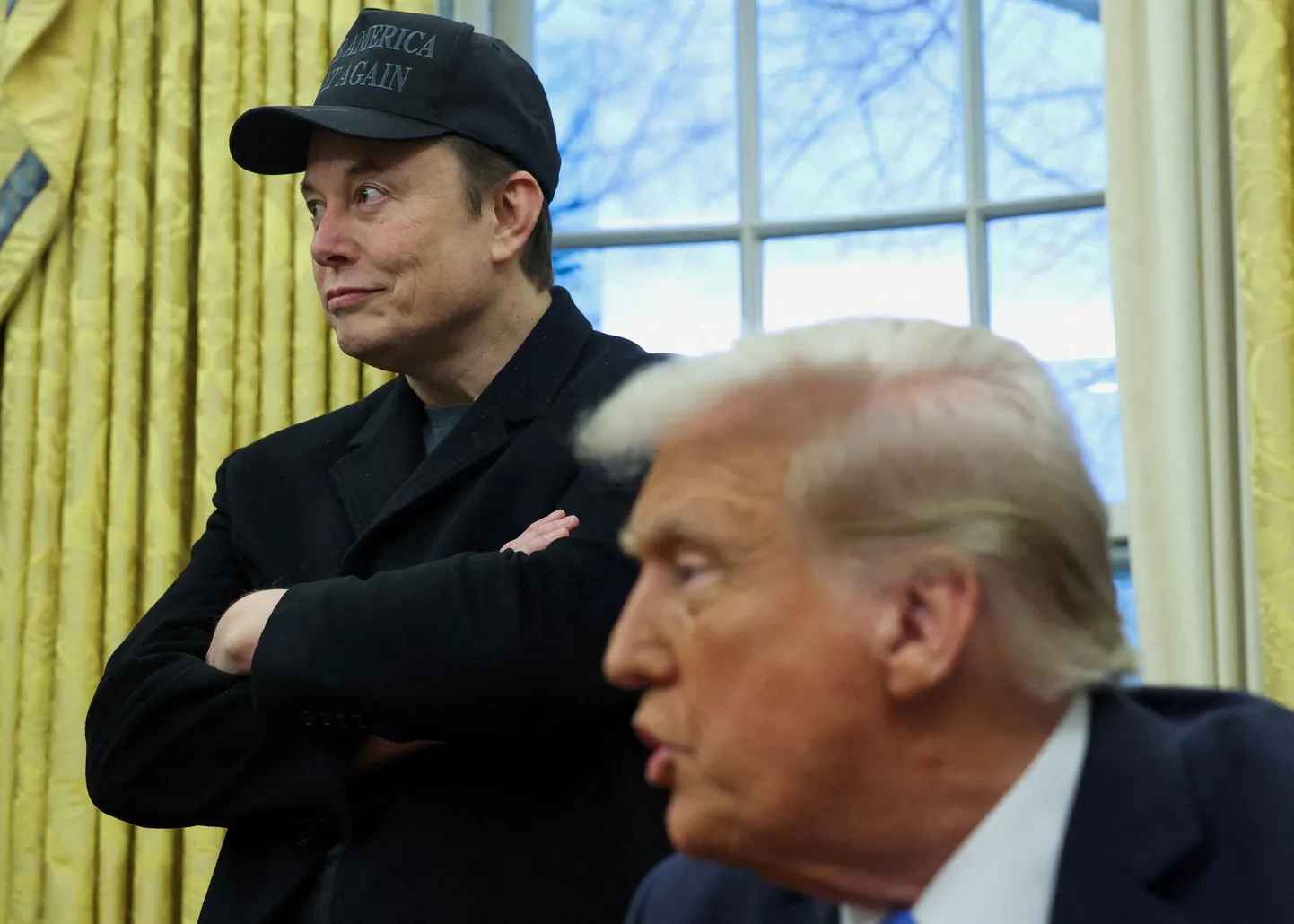 Elon Musk kuulab USA president Donald Trumpi kõnet Valge Maja Ovaalkabinetis Washingtonis, USA-s, 11. veebruaril 2025