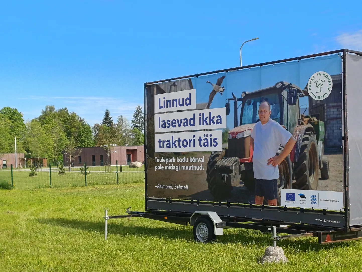 Kliimaministeeriumi tellitud tuuleparkide reklaam asub Põltsamaa hooldekodu lähedal. Sarnaseid reklaame on paigaldatud mujalegi Eestisse, näiteks Vinni valda.