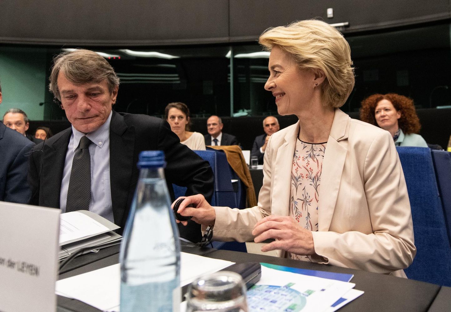 Ursula von der Leyen istus eile europarlamendi presidendi David Sassoli kõrval, et anda aru oma soovist määrata euroopaliku elustiili edendamise eest hoolitsev volinik.