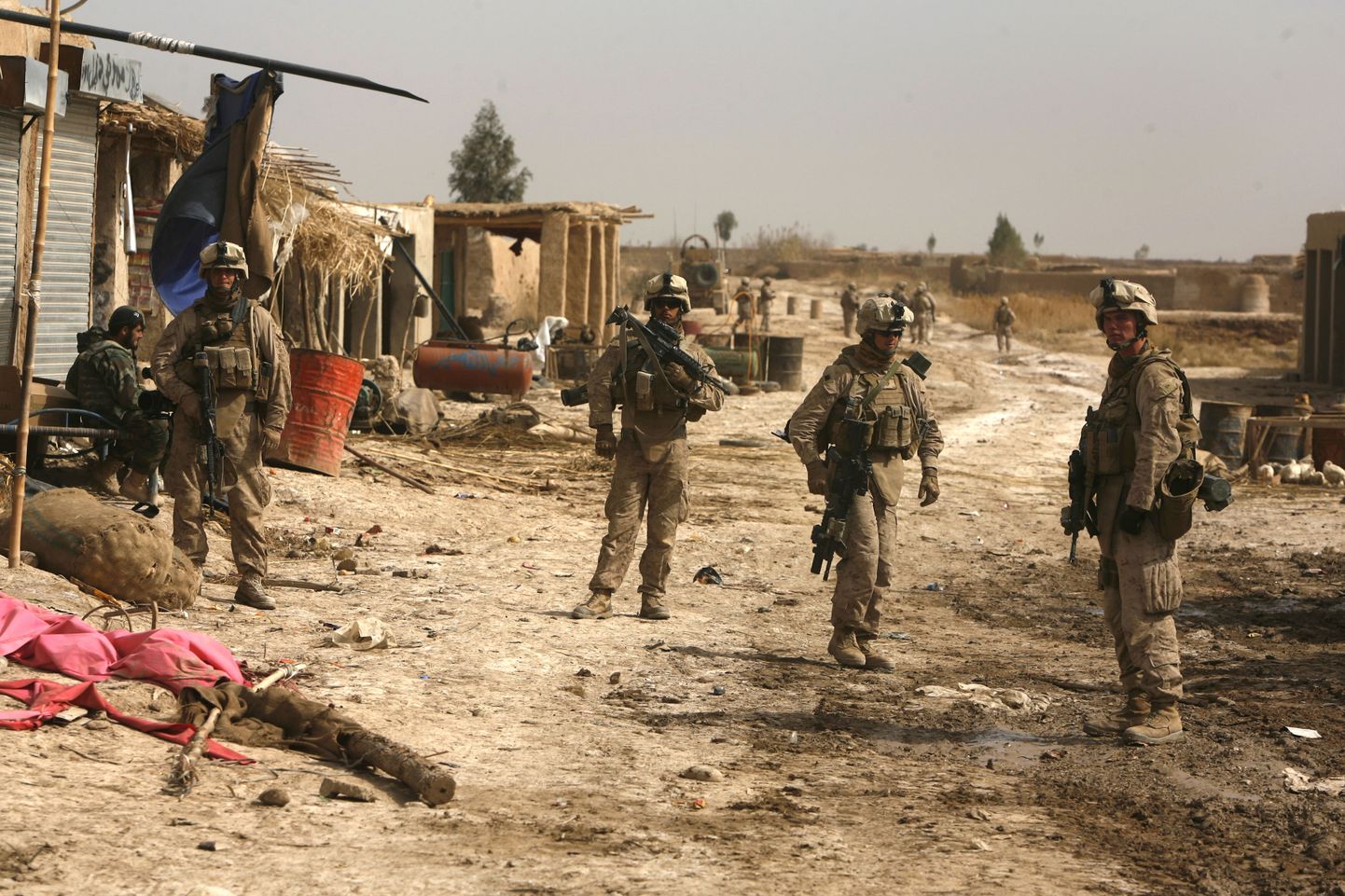 USA merejalaväelased patrullimas Marjah'i piirkonnas Afganistanis 2010. aasta veebruaris.