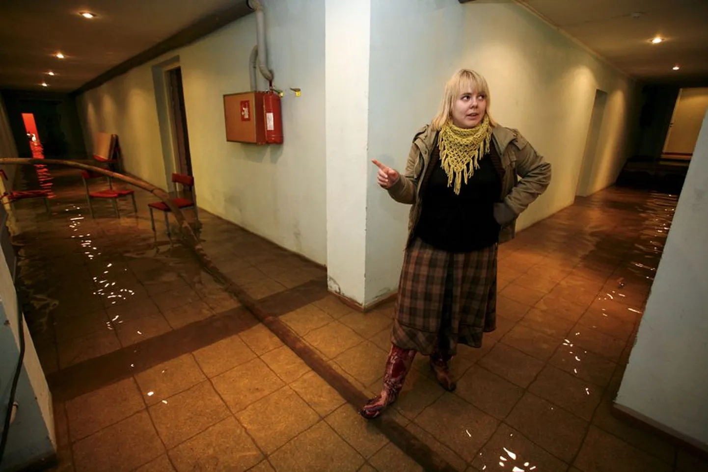 Kareda vallavanem Triin Pobbol sai möödunud aasta kevadel vallamaja keldrikorrusel liikuda üksnes kummikutes, sest veetase ulatus kuni poole meetrini.