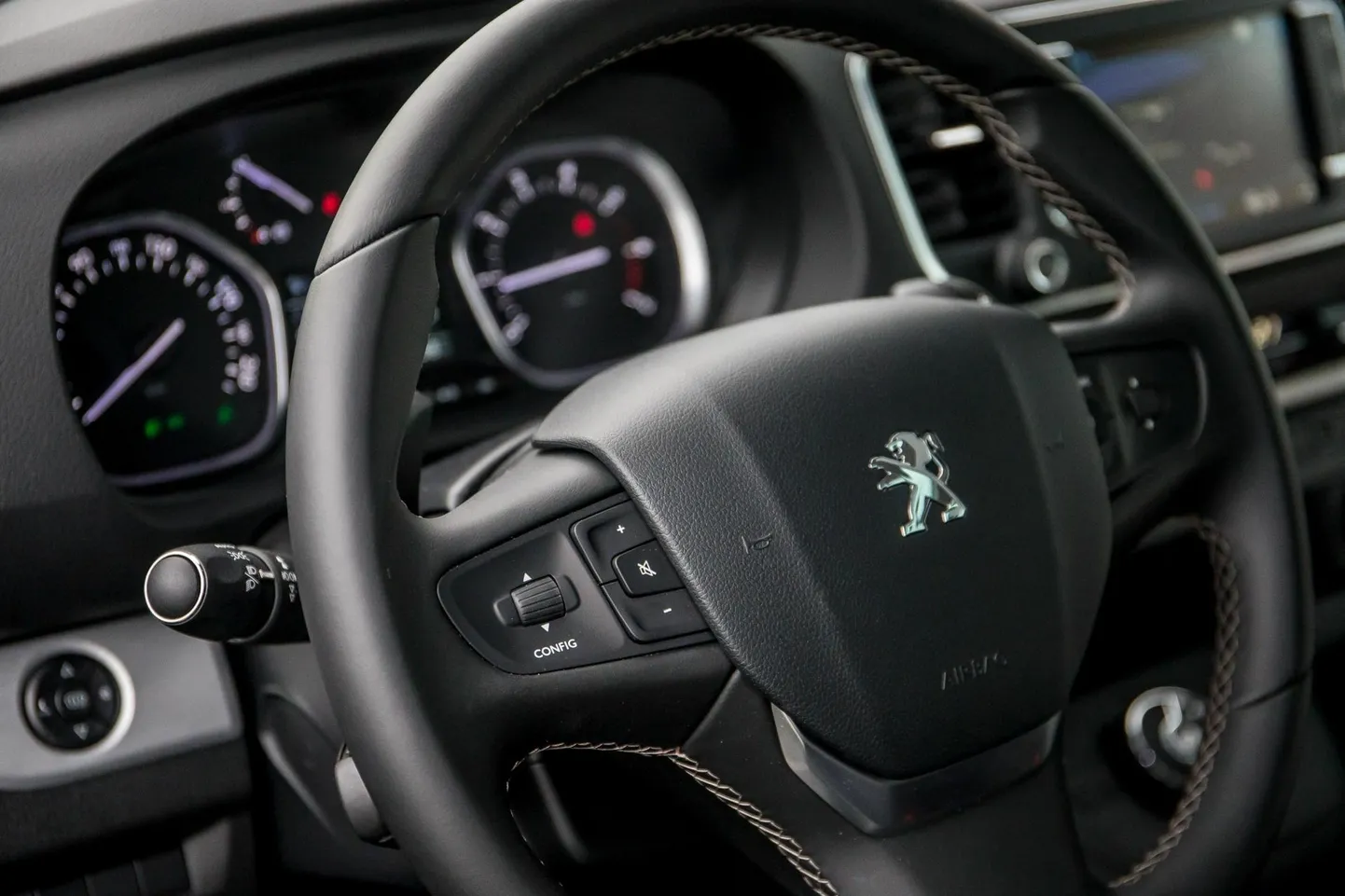 Pärnus haihtus lukustamata Peugeot.