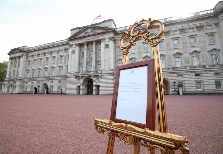 Teade Buckinghami palee juures, milles teatatakse, et prints Harry ja Sussexi hertsoginna Meghan said poja