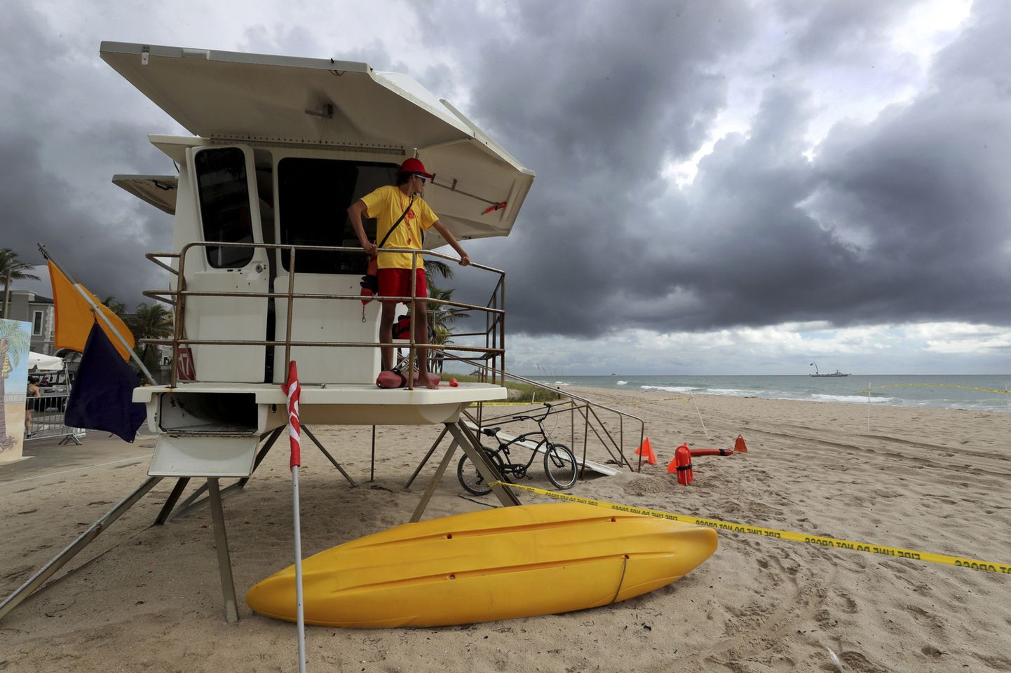 Vetelpäästja 29. mail 2022 Floridas tormieelselt tühja rannajoont silmistemas.