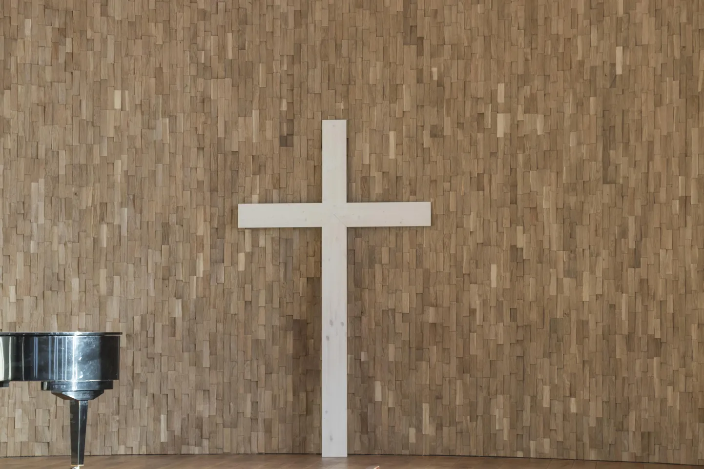 Kiriku seinal on uus puitrist.
