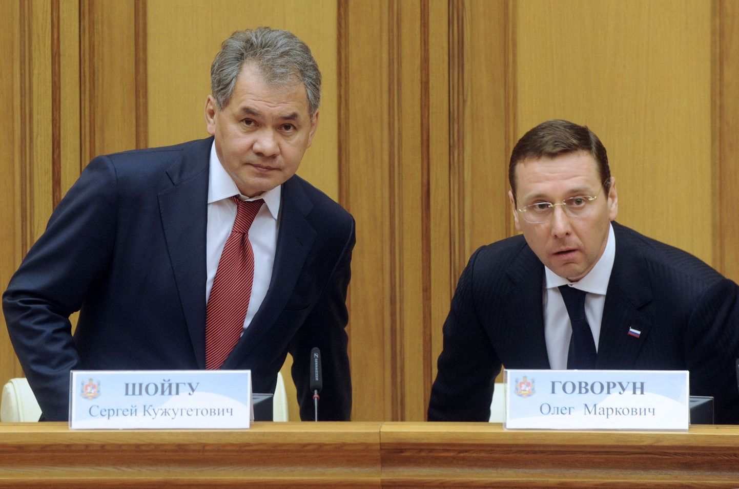 Eriolukordade minister Sergei Šoigu (vasakul) koos presidendi esierindajaga Keskföderaalringkonnas Oleg Govruniga täna Moskva oblasti duuma ees.