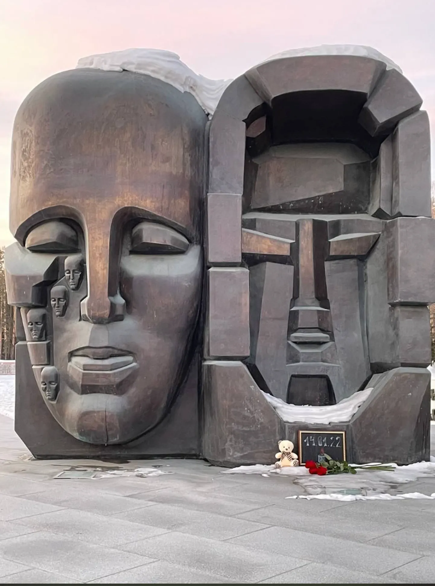 Стихийный мемориал в Екатеринбурге.
