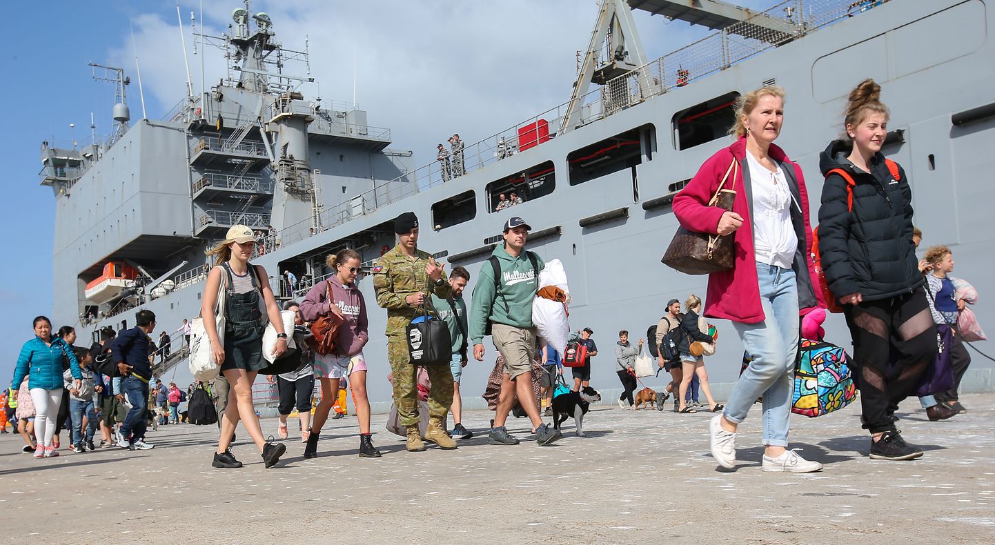 Austraalia mereväe alus HMAS Choules toimetas evakueeritud Hastingsi sadamasse Victoria osariigis.