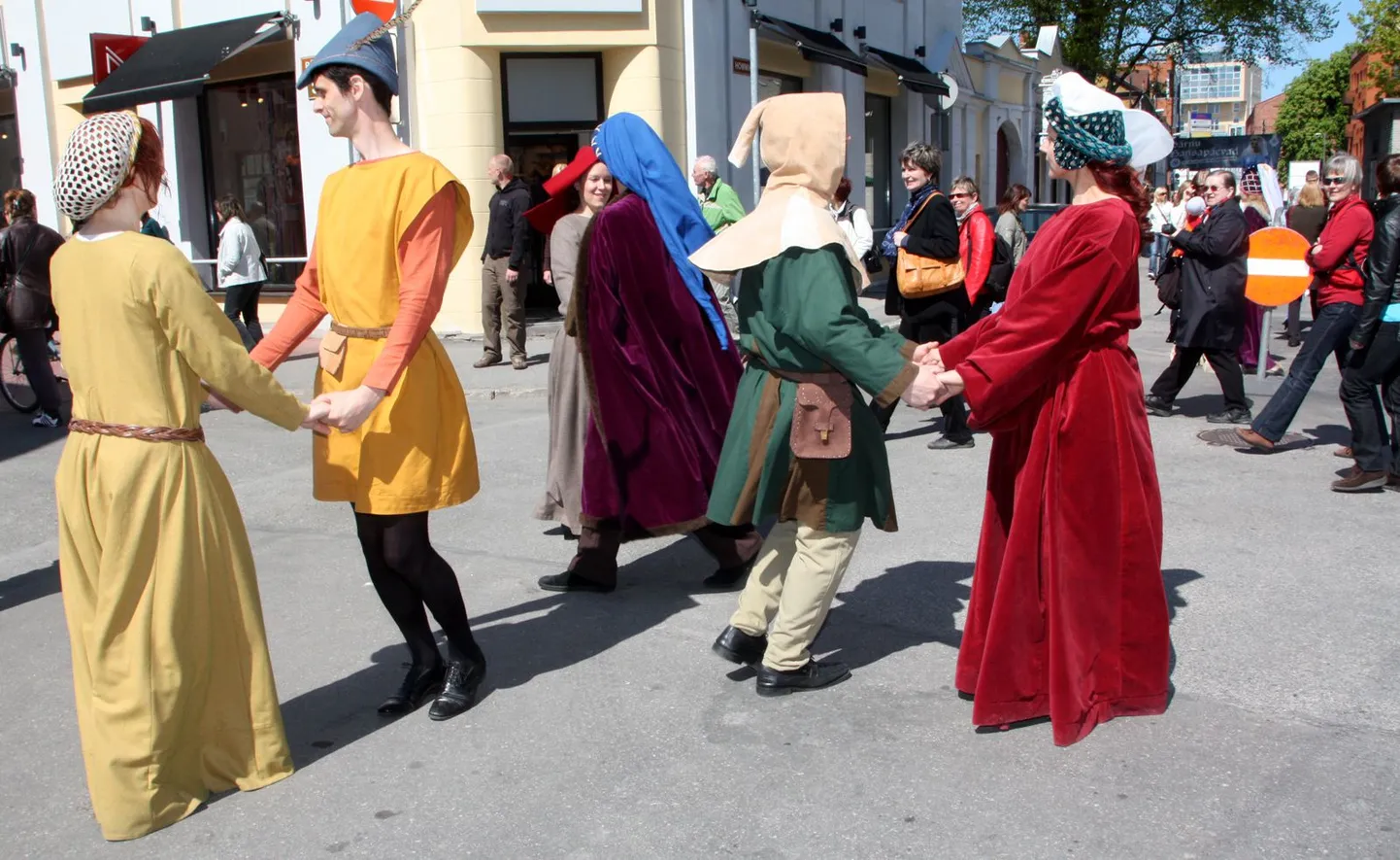 Rahvatantsurühm Tuurit-Tuurit esitas keskaegseid tantse.
