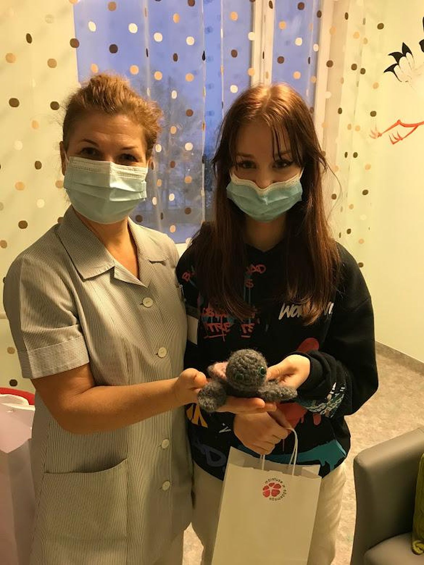 Kaheksanda klassi õpilane Eliise Orav andis haigla sünnitusosakonna vanemämmaemandale Esta Jürisele kolmapäeval üle kakskümmend heegeldatud kilpkonna.