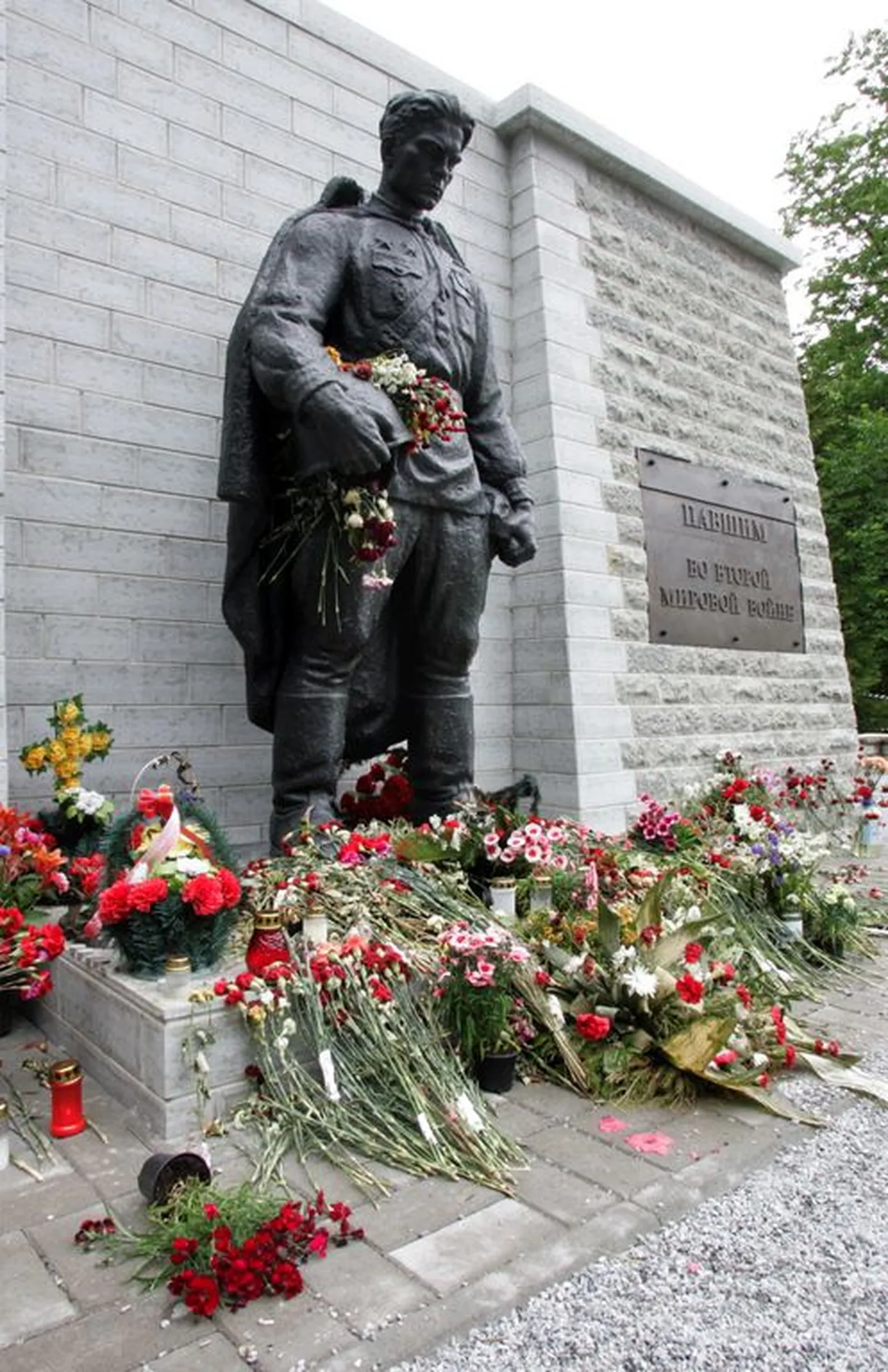 Pronkssõdur Tallinnas Kaitseväe kalmistul..