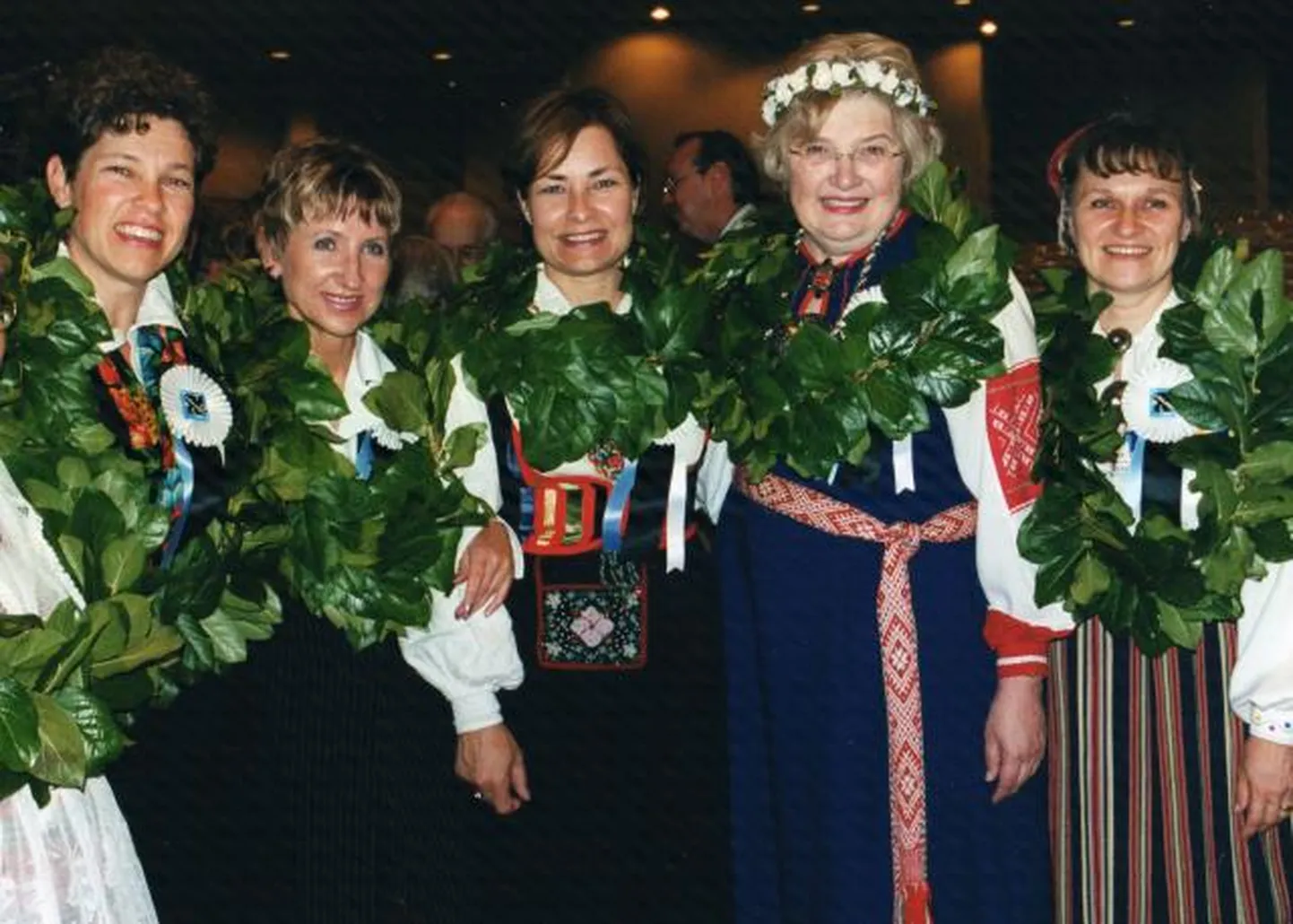 ESTO 2000 laulupidu Torontos: (vasakult) Rosemarie Lindau, Lydia Rahula, Reet Lindau-Voksepp, Asta Ballstadt ja Margit Viia-Maiste.