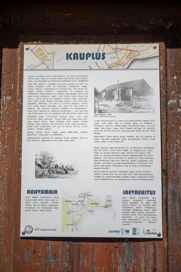 Vergi vana külapoe uksel ripub vahva infotahvel.