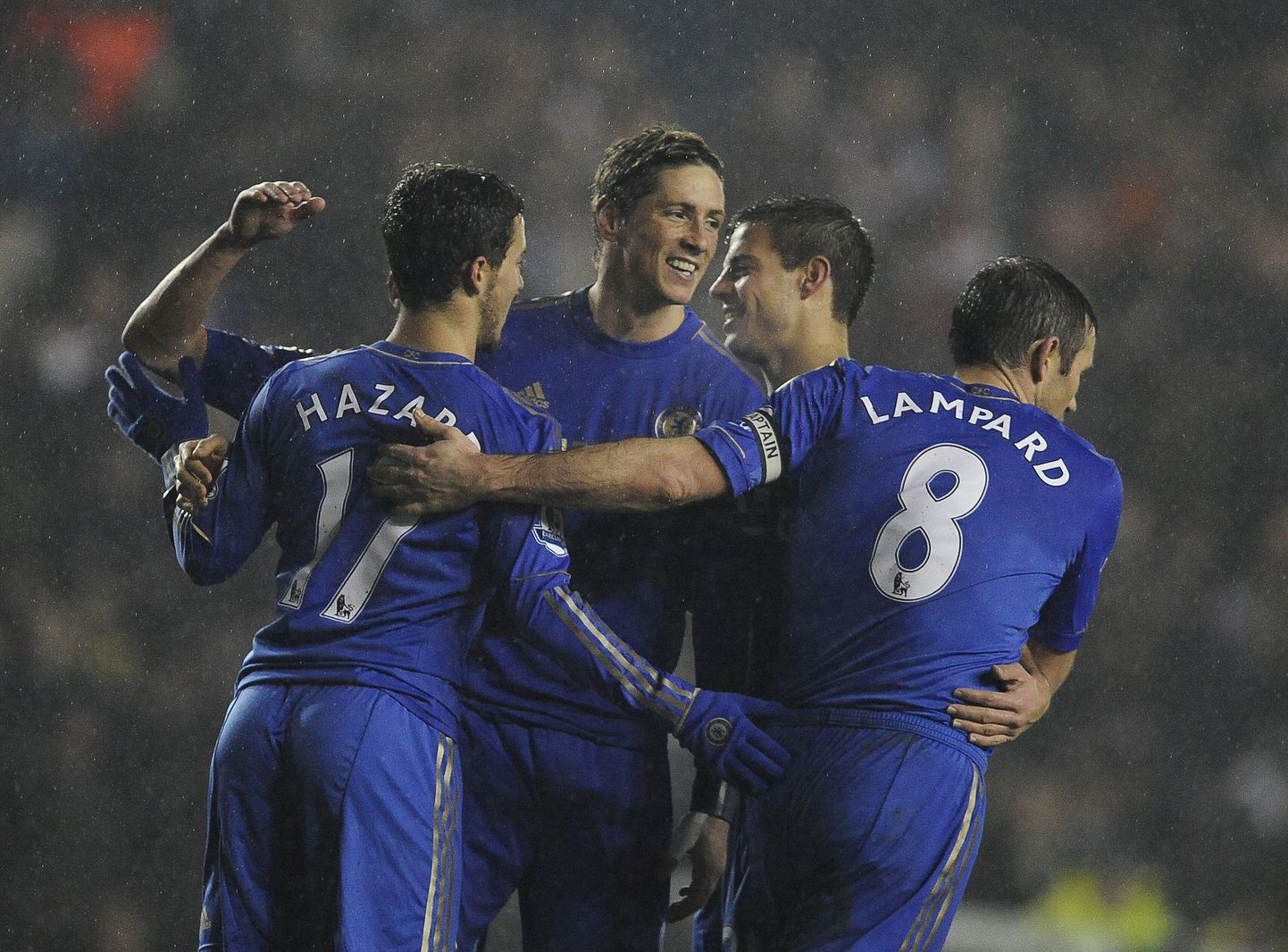 Chelsea mängijad väravat tähistamas.