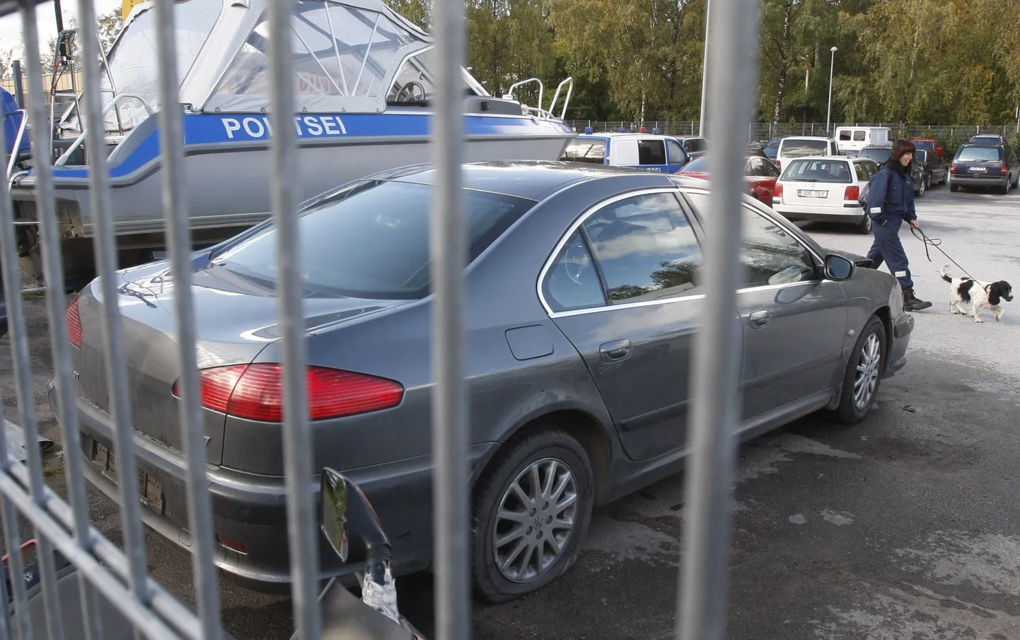 Pildil Tartu politseimaja aed.