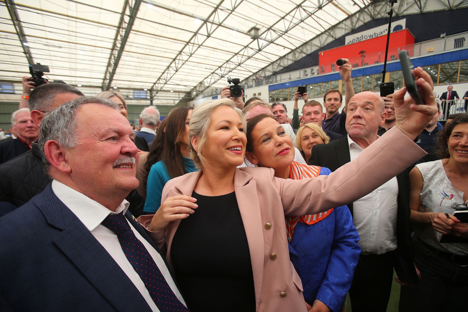 Sinn Feini asepresident Michelle O'Neill tegemas selfit erakonna juhi Mary Lou McDonaldiga (paremal).