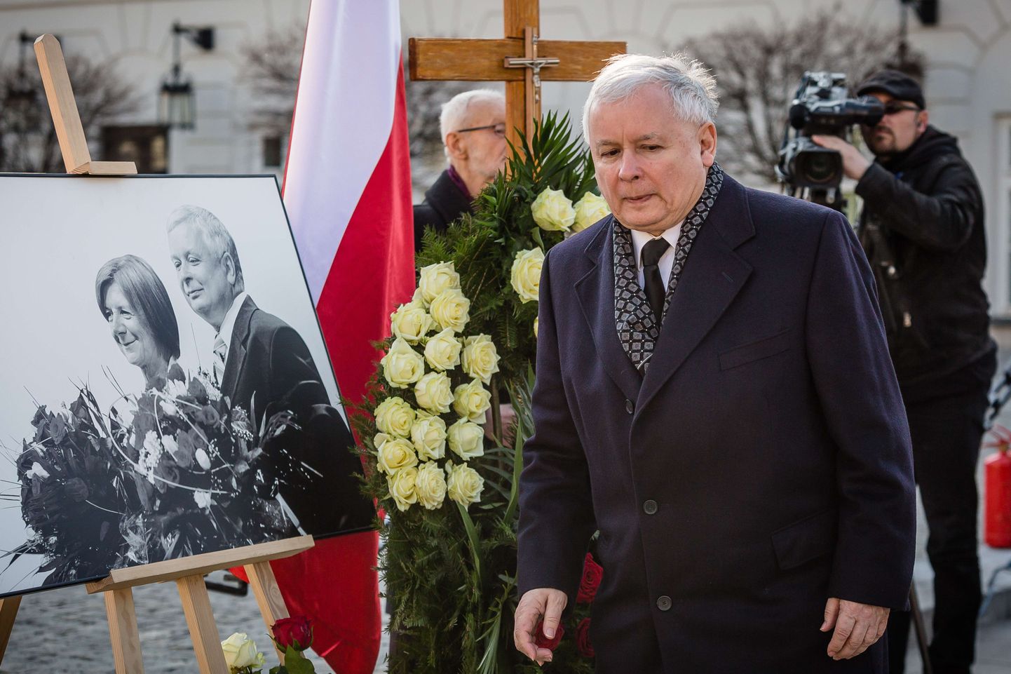 Jarosław Kaczyński eile Varssavis toimunud mälestusüritusel. Pildil on tema kaksikvend Lech Kaczyński ja viimase abikaasa, kes hukkusid 2010. aasta lennukatastroofis.