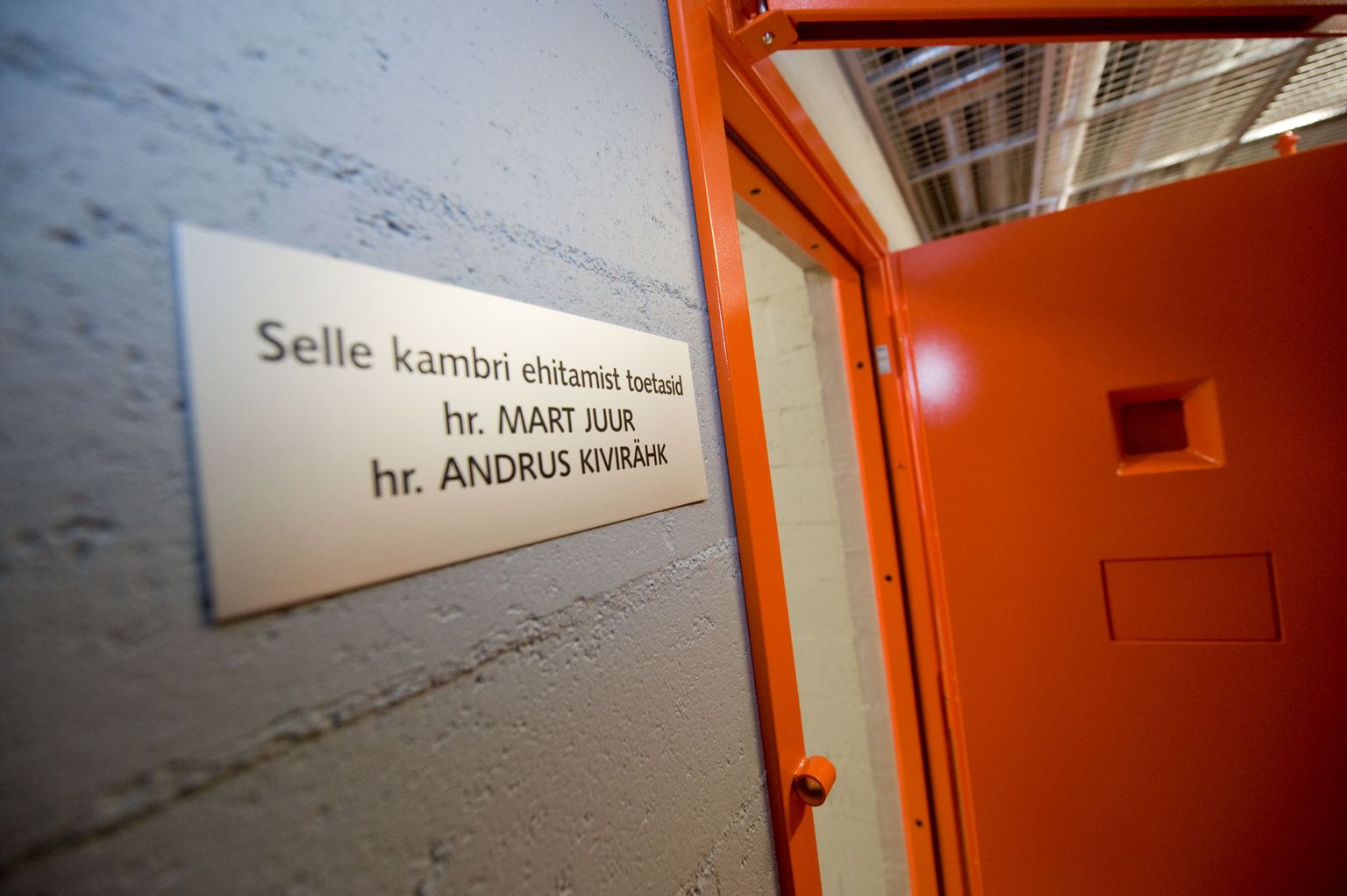 Ainus nimeline kamber kainestusmajas kannab Mart Juure ja Andrus Kivirähki nimega tahvlit, kuna nemad olid ainsad annetajad hoone valmimiseks.