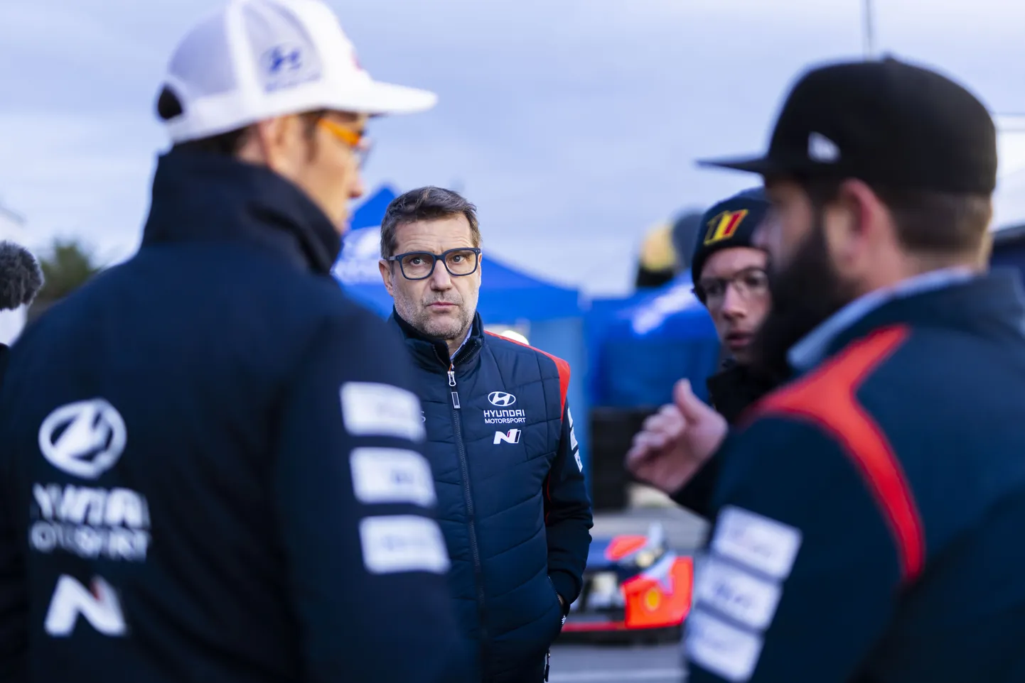 Hyundai tehniline direktor François-Xavier Demaison (prillidega) pidamas teistega aru.