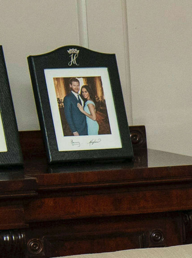 Kuningliku pere fännidele hakkas silma haruldane foto. Arvatakse, et see pilt pärineb 2017. aasta kihluspiltide fotoseeriast.