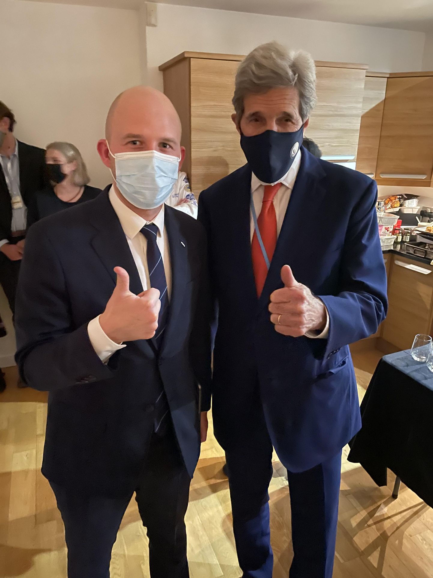 Keskkonnaminister Tõnis Mölder ja USA kliima eriesindaja John Kerry Glasgow's.