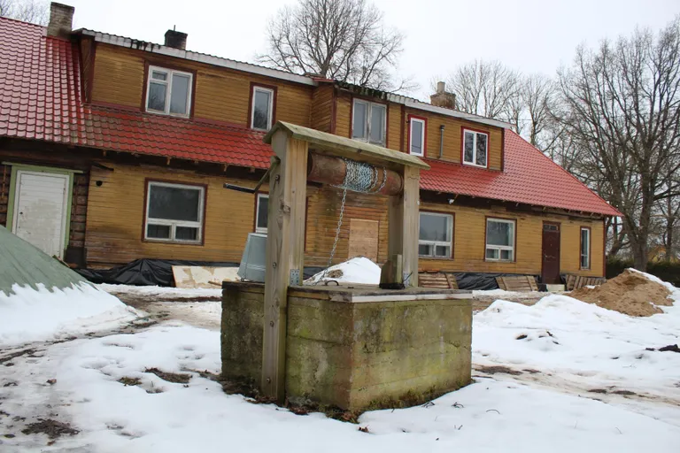 Kunstniku ainukeseks veevõtukohaks on vändaga kaev õuel.