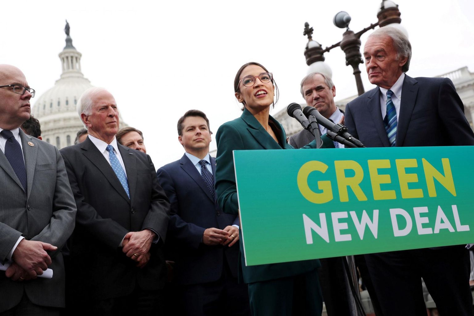 Demokraadid: esindajate koja liige Alexandria Ocasio-Cortez ja senaator Ed Markey tänavu veebruaris Washingtonis uuele rohelisele tehingule pühendatud pressikonverentsil. 