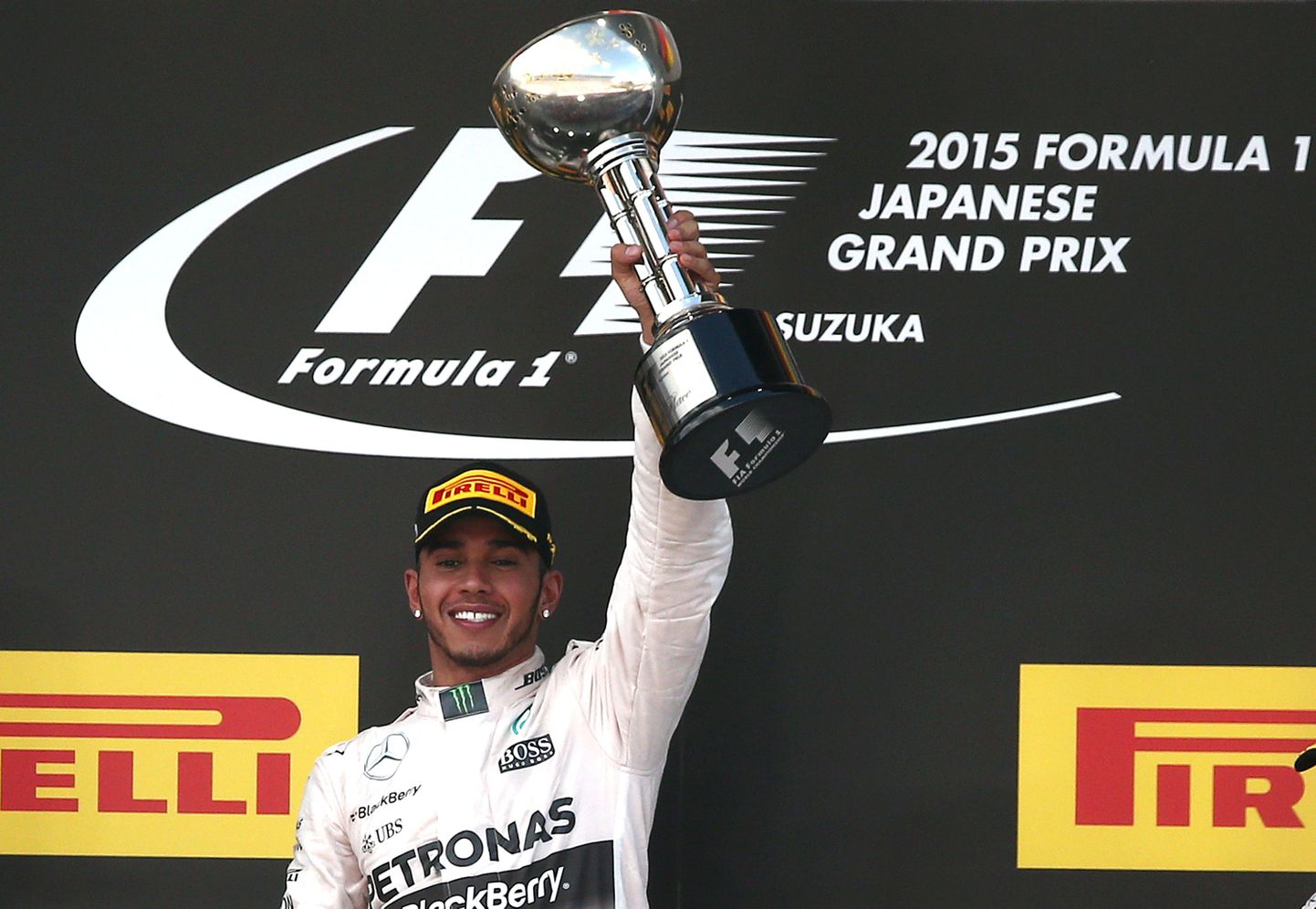 Lewis Hamilton Jaapani GP võidukarikaga.