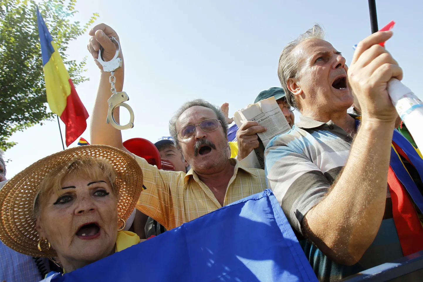 Meeleavaldus Rumeenia konstitutsioonikohtu ees, kus rahva karjus presidendivastaseid hüüdlauseid.