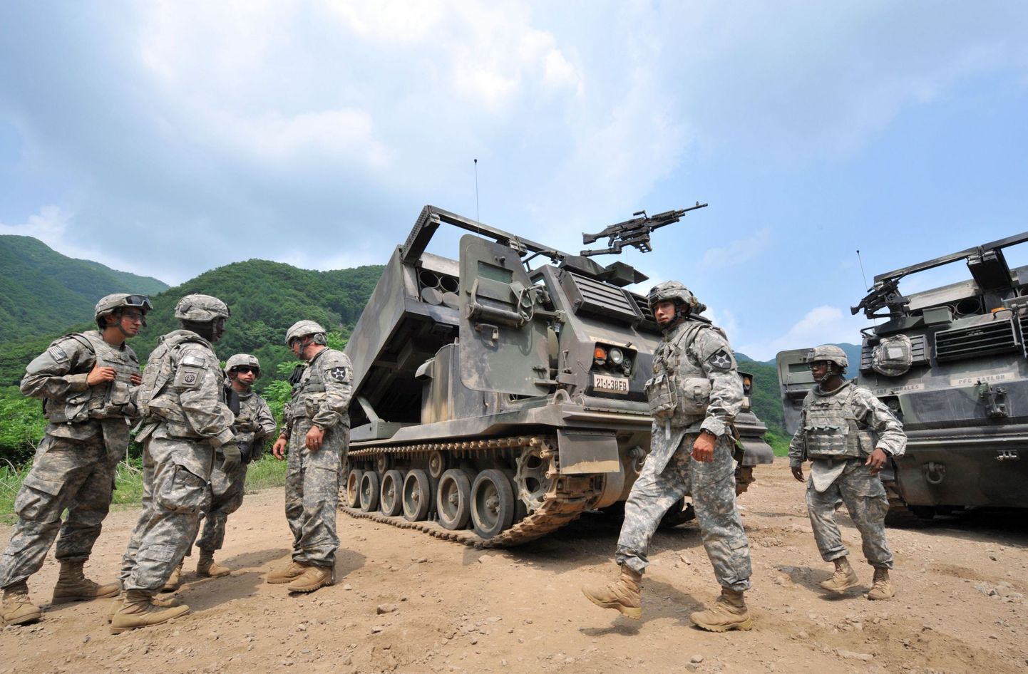 USA sõdurid taktikalise raketisüsteemi (Multiple Launch Rocket System, MLRS)kõrval Lõuna-Korea piiri lähistel Cheorwonis.