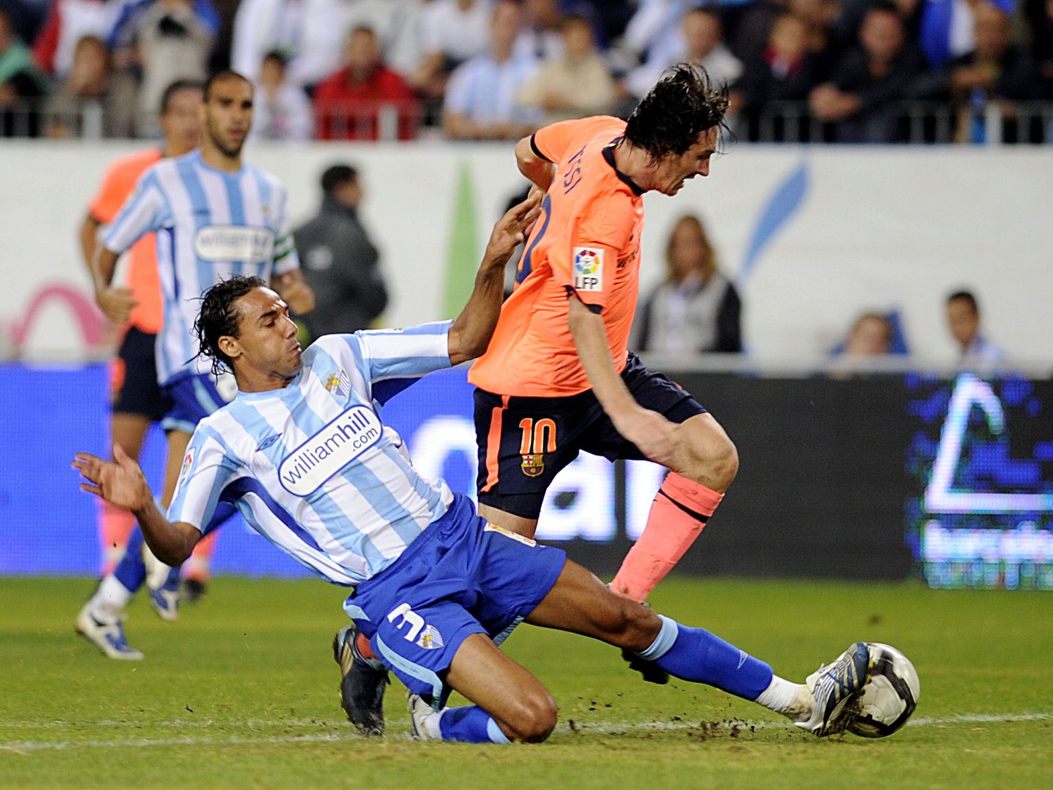 Lionel Messi (roosas) ja Welligton Pena de Oliveira olid kõva võitluspaar terve kohtumise vältel