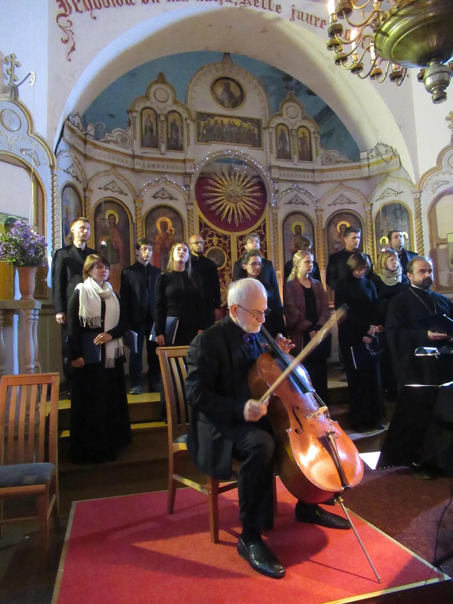 Peterburi kammerorkester andis muusikafestivali Musica Hymnis ühe kontserdi Pootsi-Kõpu kirikus, esiplaanil festivali kunstiline juht, tšellist Allar Kaasik.