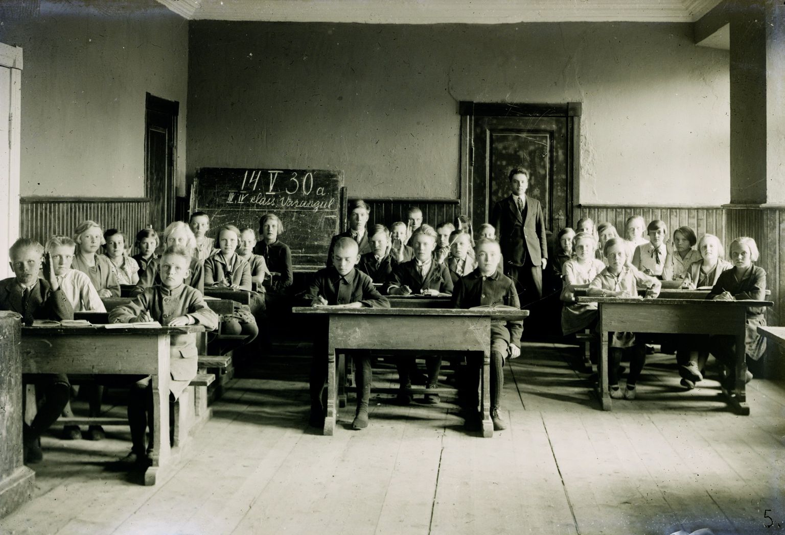 Sellised nägid klassitoad välja ajal, kui Oskar Luts laste hommikul liiga vara kooli käsutamise vastu sõna võttis. Nagu tahvlilt lugeda, on pilt tehtud 14. mail 1930 Varangu koolis Järvamaal.